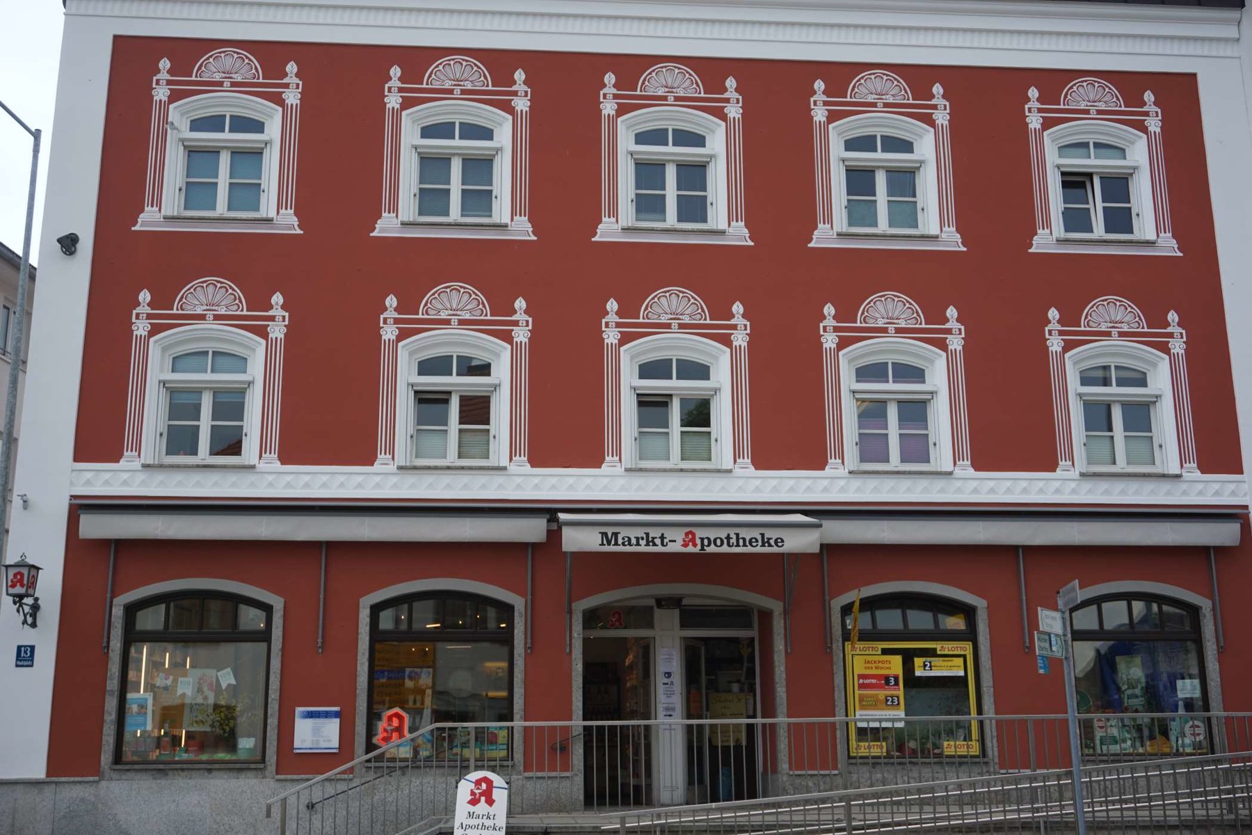 kunstvolle Fassadengestaltung in Rot und Weiß vom Malerbetrieb Josef Sappl jun.